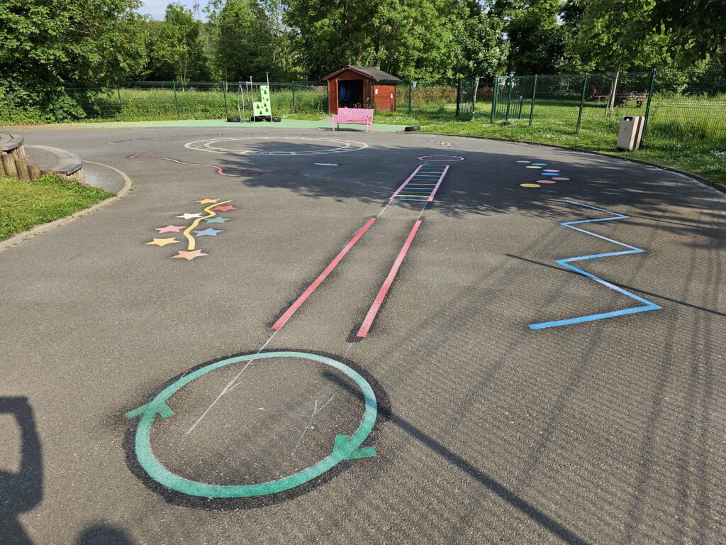 Jeux thermocollés, tracés au sol cour de récréation, marelle